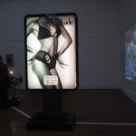Femmes des dessous chics. Installation de Martine Arnaud-Goddet.